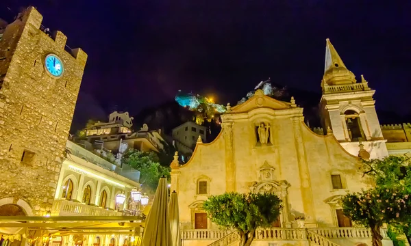 Meydanı ve kilise Taormina gece
