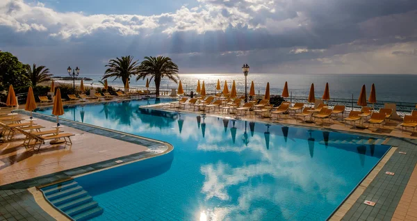 Havuzu ve bulutlu bir günde Akdeniz'de