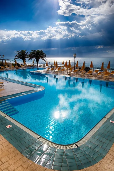 Havuzu ve bulutlu bir günde Akdeniz'de