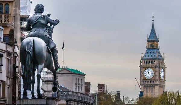 Atlı heykeli bakan büyük ben
