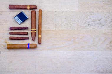 Küba purosu ve bir ahşap zemin üzerinde bir çakmak