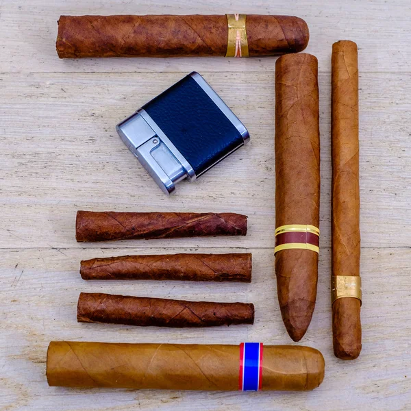 Küba purosu ve bir ahşap zemin üzerinde bir çakmak