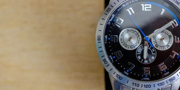 木製の背景の腕時計 — ストック写真