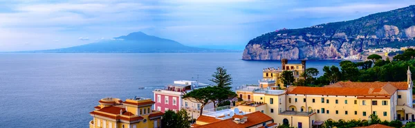 Sorrento panorama, Vesuvius ve Akdeniz. İtalya