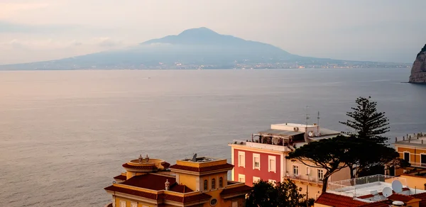 Sorrento günbatımı panorama, Vesuvius ve Akdeniz. İtalya