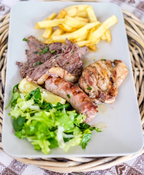 Üç çeşit et, salata ve patates çanağı