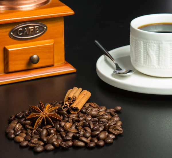 Grains de café torréfiés, peut être utilisé comme fond — Photo