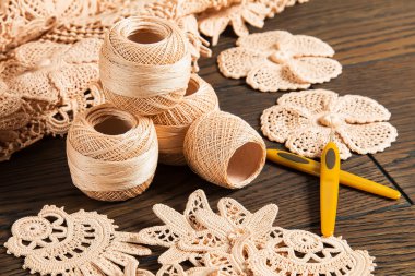 güzel iplik İrlandalı dantel ahşap arka plan üzerinde