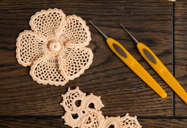 güzel iplik İrlandalı dantel ahşap arka plan üzerinde