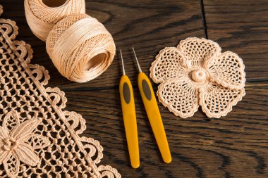 güzel iplik İrlandalı dantel ahşap arka plan üzerinde
