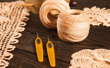 güzel iplik İrlandalı dantel ahşap arka plan üzerinde