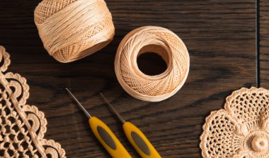 güzel iplik İrlandalı dantel ahşap arka plan üzerinde