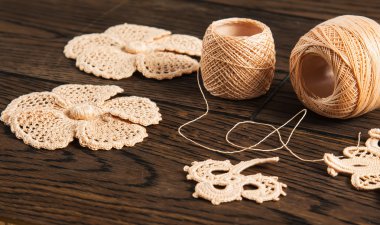 güzel iplik İrlandalı dantel ahşap arka plan üzerinde