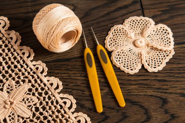 güzel iplik İrlandalı dantel ahşap arka plan üzerinde