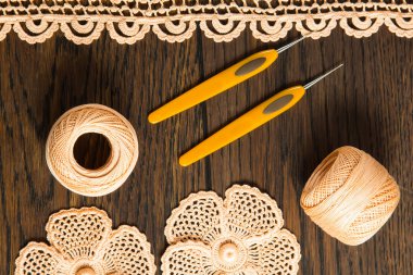 güzel iplik İrlandalı dantel ahşap arka plan üzerinde