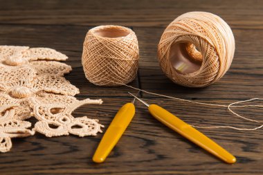 güzel iplik İrlandalı dantel ahşap arka plan üzerinde