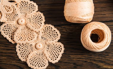 güzel iplik İrlandalı dantel ahşap arka plan üzerinde