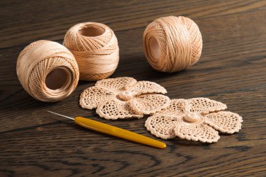 güzel iplik İrlandalı dantel ahşap arka plan üzerinde