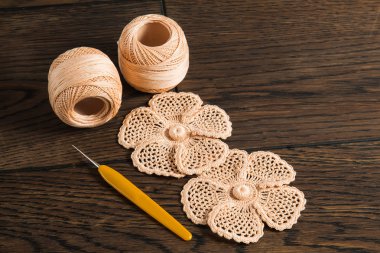 güzel iplik İrlandalı dantel ahşap arka plan üzerinde