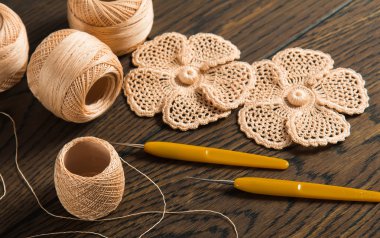 güzel iplik İrlandalı dantel ahşap arka plan üzerinde