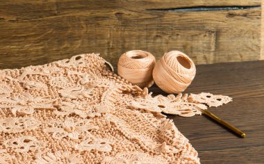 güzel iplik İrlandalı dantel ahşap arka plan üzerinde