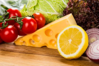 taze sebze ile sarı peynir