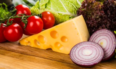 taze sebze ile sarı peynir