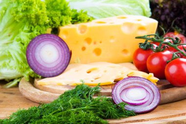 taze sebze ile sarı peynir