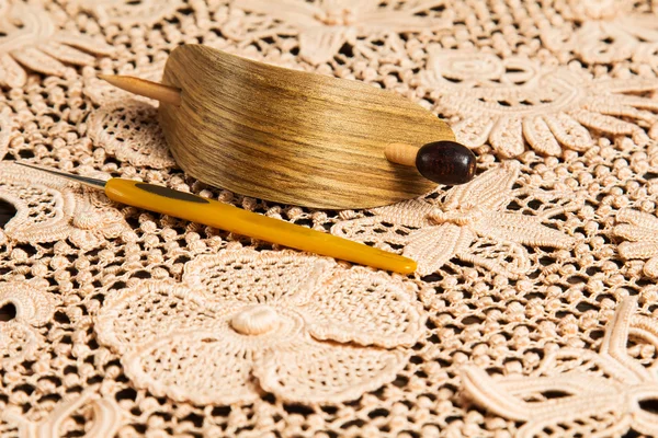 Przędzy piękne koronki irlandzkiej na drewniane tła — Zdjęcie stockowe