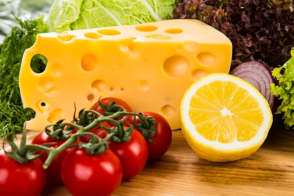 新鮮な野菜と黄色いチーズ — ストック写真