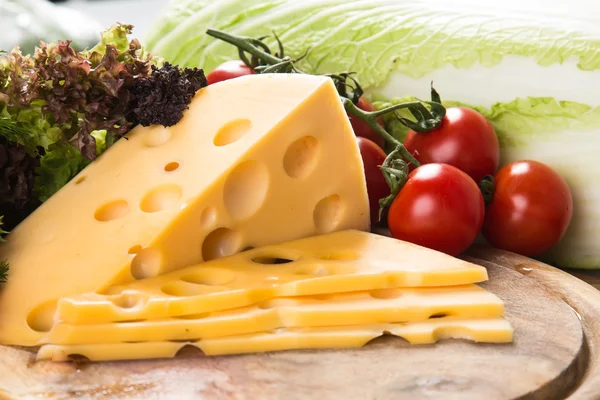 Formaggio giallo con verdure fresche — Foto Stock