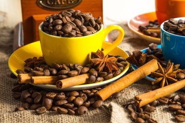 siyah kahve ve kahve çekirdekleri