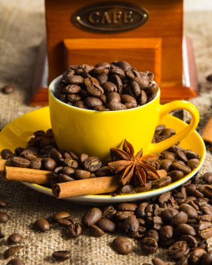 siyah kahve ve kahve çekirdekleri