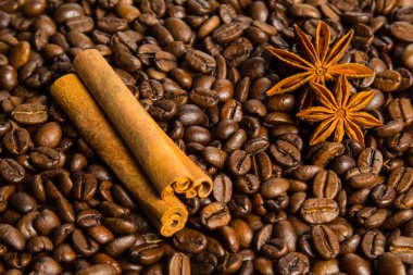 siyah kahve ve kahve çekirdekleri