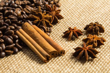 siyah kahve ve kahve çekirdekleri