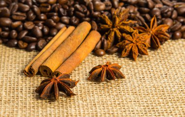 siyah kahve ve kahve çekirdekleri