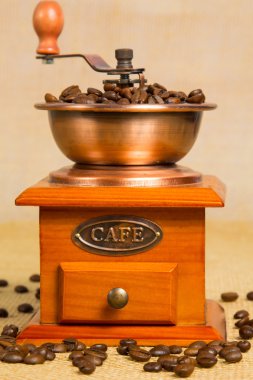 siyah kahve ve kahve çekirdekleri