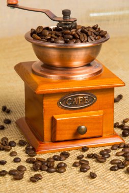 siyah kahve ve kahve çekirdekleri