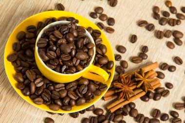 Koyu kahve taneleri.