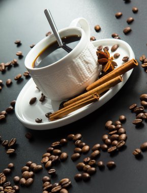 Koyu kahve taneleri.