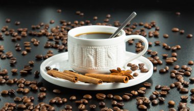 Koyu kahve taneleri.