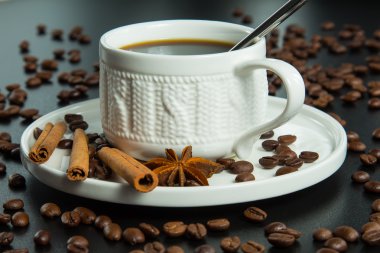 Koyu kahve taneleri.