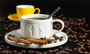 Koyu kahve taneleri.