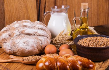 Ahşap masa arkasında pişmiş ekmek çeşitleri