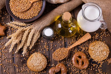 Ahşap masa arkasında pişmiş ekmek çeşitleri