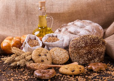 Ahşap masa arkasında pişmiş ekmek çeşitleri