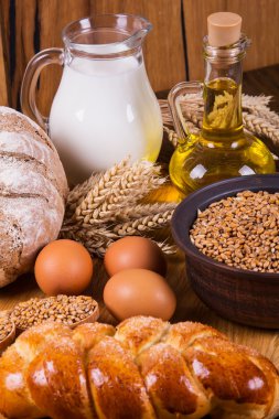 Ahşap masa arkasında pişmiş ekmek çeşitleri