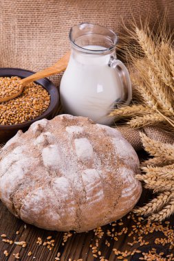 Ahşap masa arkasında pişmiş ekmek çeşitleri