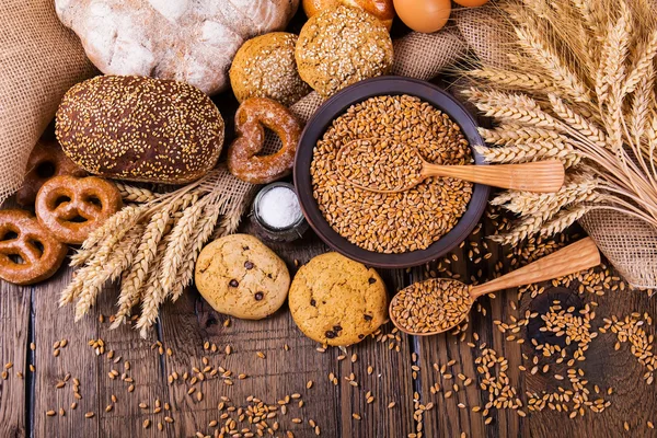 Ahşap masa arkasında pişmiş ekmek çeşitleri