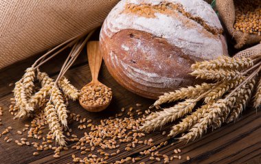 Ahşap masa arkasında pişmiş ekmek çeşitleri